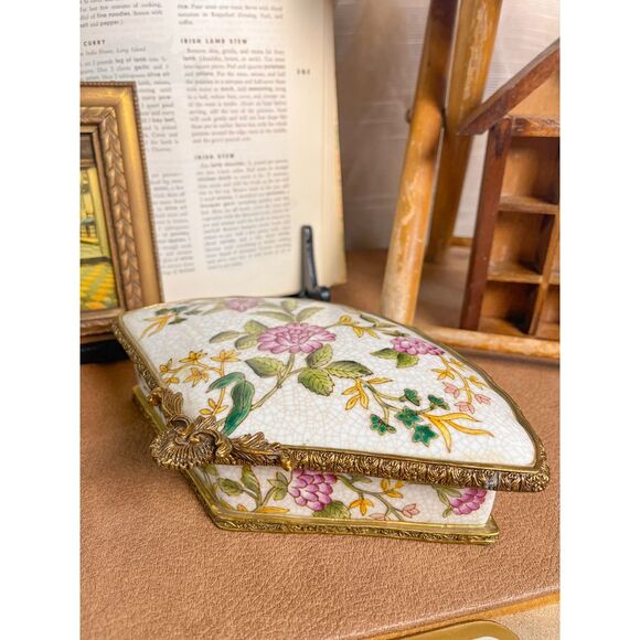 Elegant Floral Vanity Dish- Vintage Charm - Picture 2 of 3